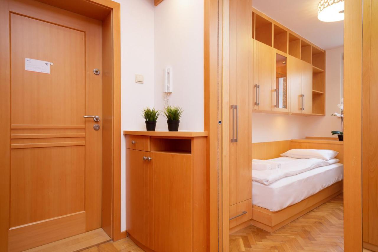 Two-Bedroom Family Apartment Esperanto Next To Klif By Noclegi Renters Варшава Экстерьер фото