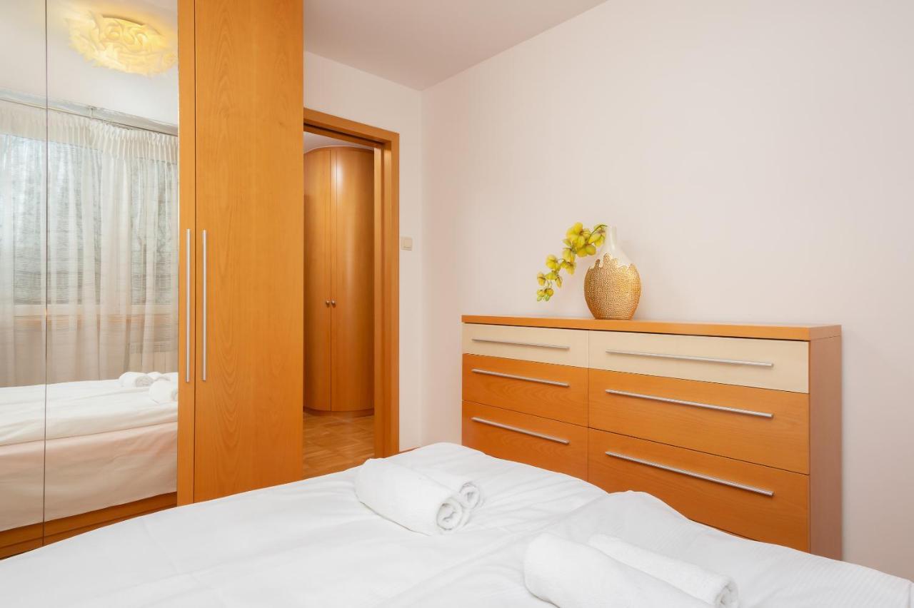 Two-Bedroom Family Apartment Esperanto Next To Klif By Noclegi Renters Варшава Экстерьер фото